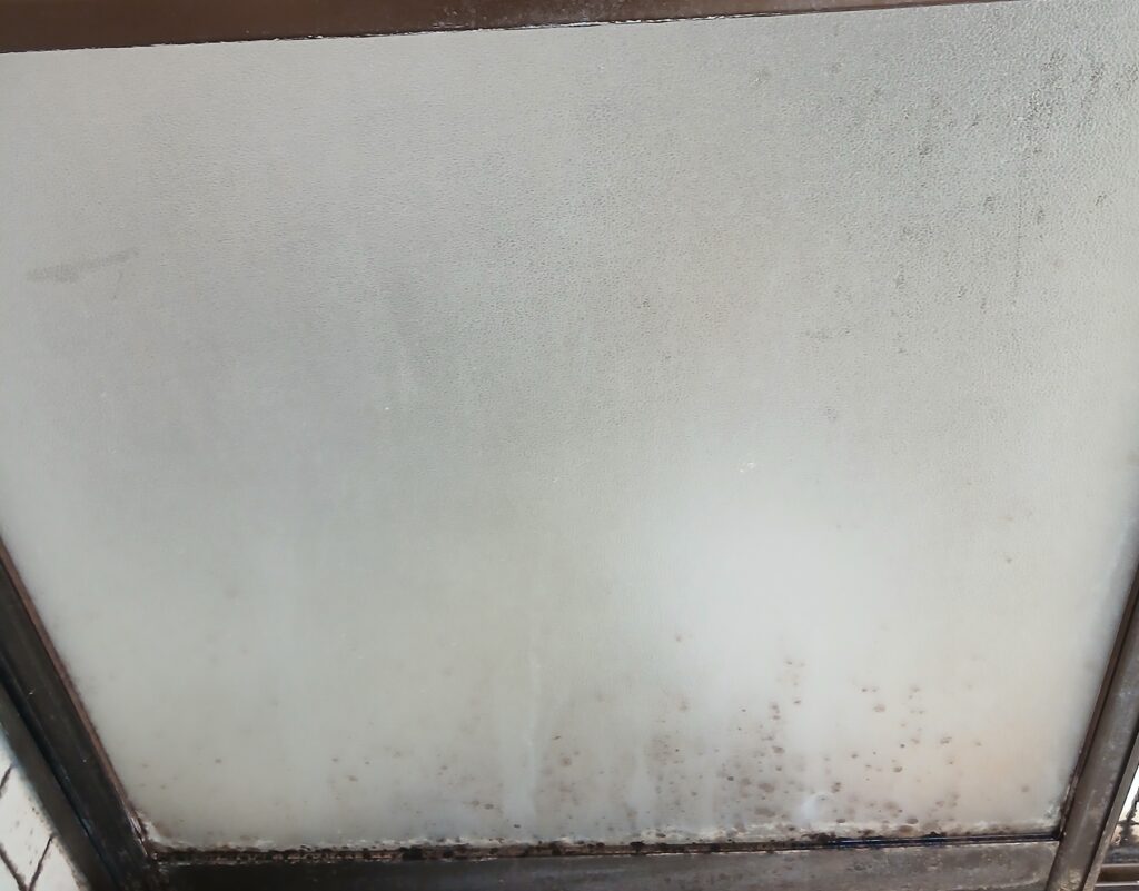 浴室ドア清掃前